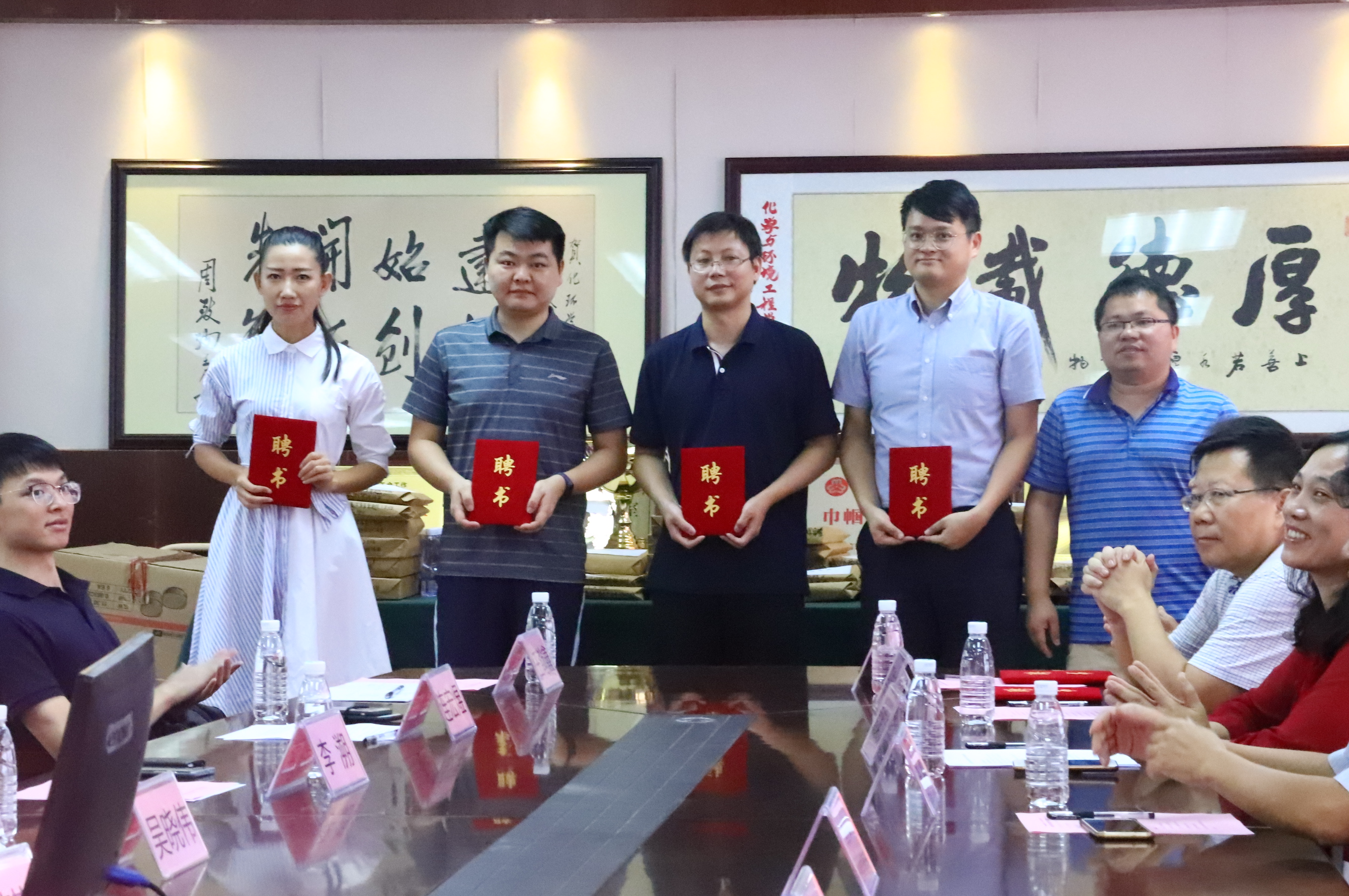 D:\环建学工2019.6\【宣传工作】\【新闻稿】\1 公司动态\bv1946韦德与鹏万里—研途考研东莞分校签署战略合作协议并举行考研导师聘任仪式\4 导师聘任2.jpg
