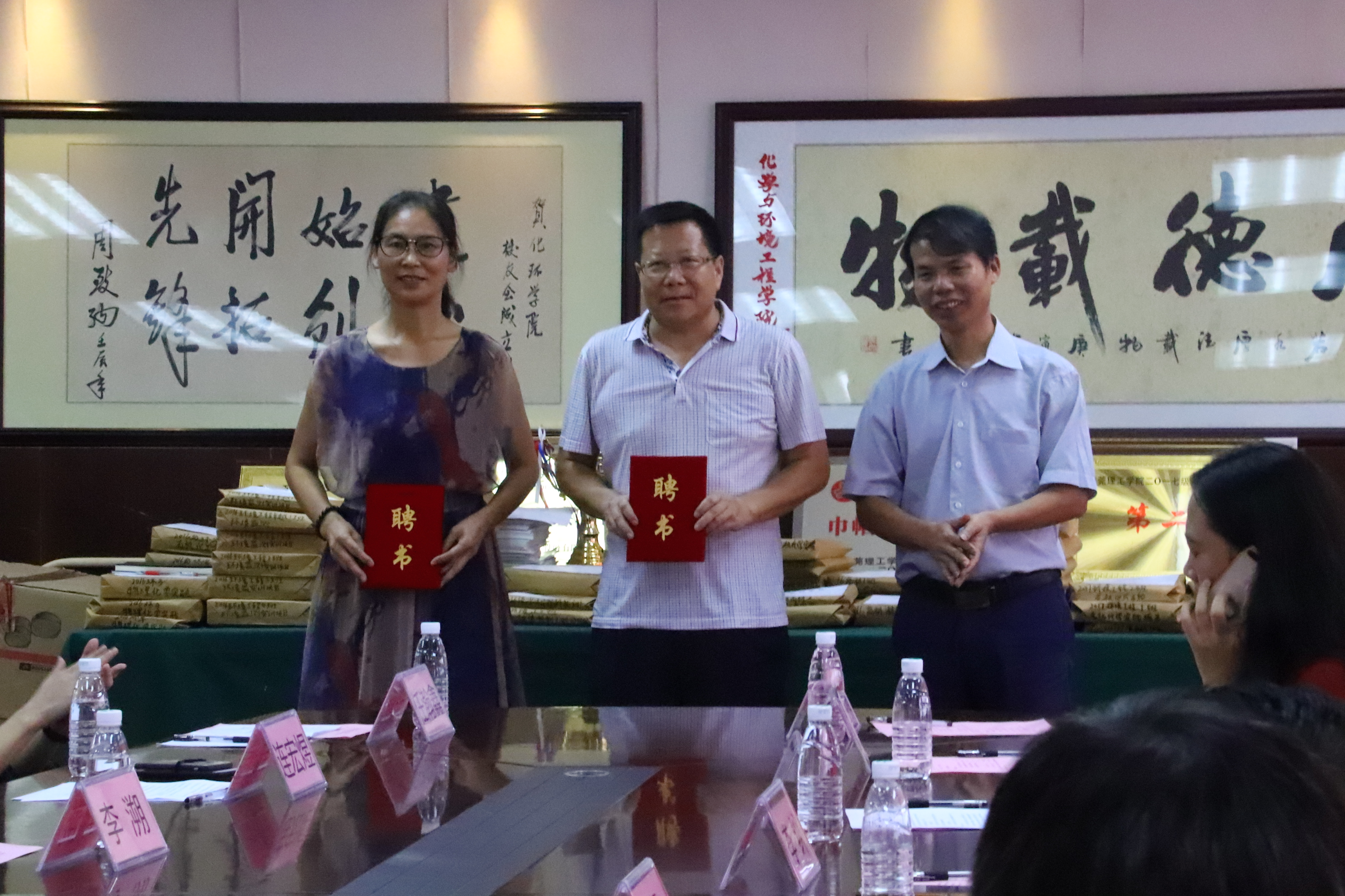 D:\环建学工2019.6\【宣传工作】\【新闻稿】\1 公司动态\bv1946韦德与鹏万里—研途考研东莞分校签署战略合作协议并举行考研导师聘任仪式\4 导师聘任.jpg